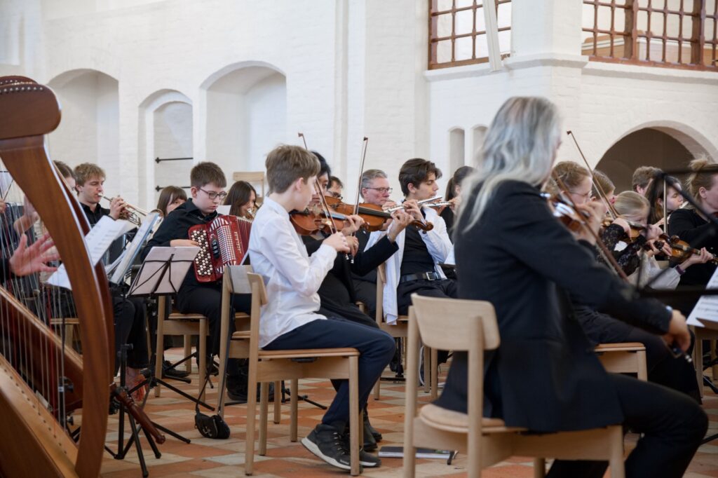 Orkestret Understrømmen spiller musik